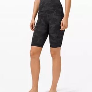 Lululemon Super High Rise 10” Yoga biker shorts size 6 Black Camp EUC